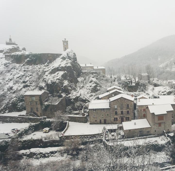 Burzet - Le Village en hiver-zoom statue de la vierge ©S.BUGNON