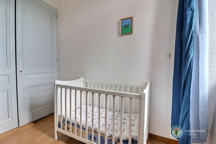 l'espace avec lit bébé ouvert sur la chambre des parents