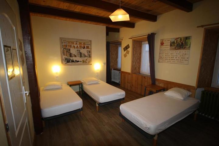 chambre dortoir comprenant 6 couchagesavec salle d'eau + toilette