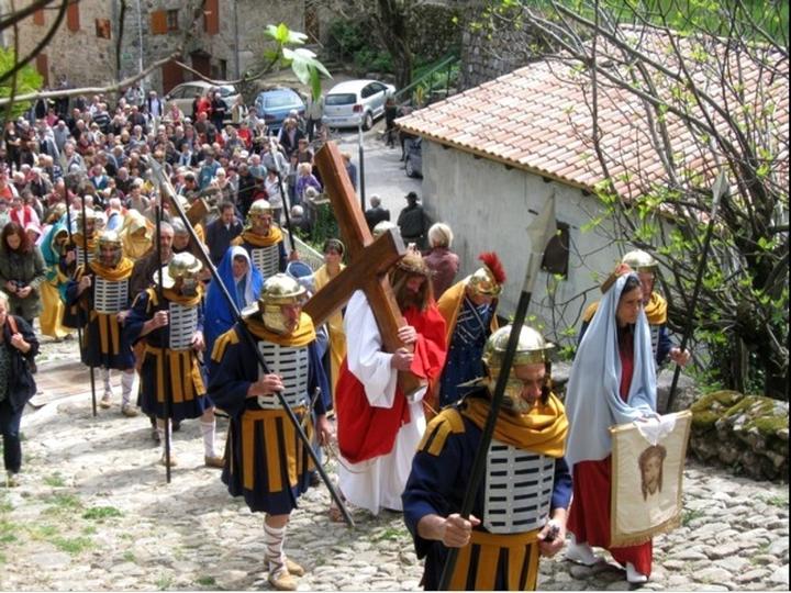 Burzet - Calvaire et la procession