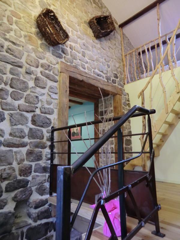 L'accès à la mezzanine par un escalier de meunier